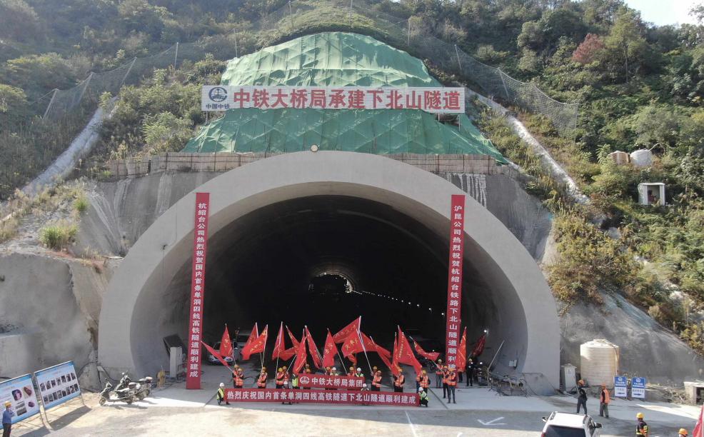 这条单洞隧道国内开挖断面最大 可并行四辆高铁