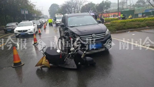 柳州桂柳路车祸现场图：小车电动车相撞 两人当场身亡