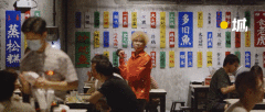 <b>56岁单亲爸爸,反串梅艳芳街边卖唱35年成夜市传奇,一手养大女儿,却被人嫌</b>