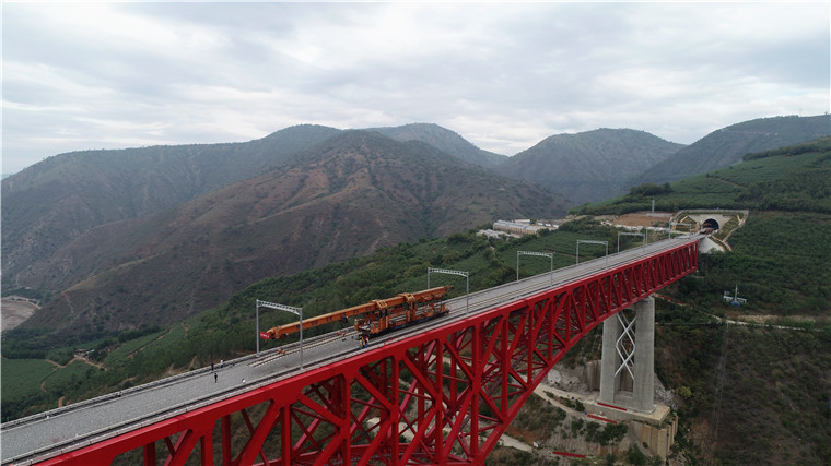这座世界级的铁路双线特大桥铺轨了！
