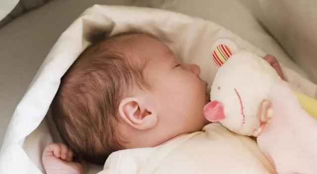 「孕婴知识」晚上睡觉的时候,能不能给宝宝开灯睡觉? 「孕婴知识」晚上睡觉的时候,能不能给宝宝开灯睡觉?