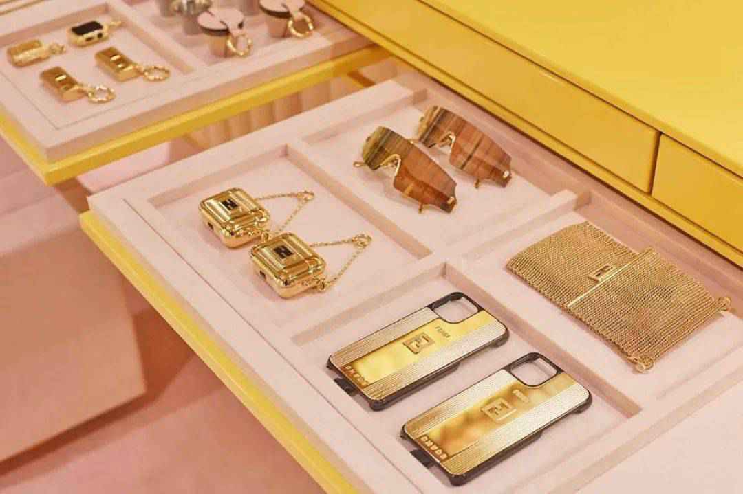 明星挚爱?CHANEL新出耳机收纳袋要七千几...LV/GUCCI/YSL都有!