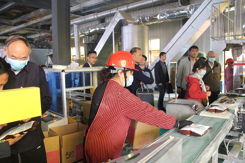 河南省重大科技专项松土促根剂产业化项目通过验收