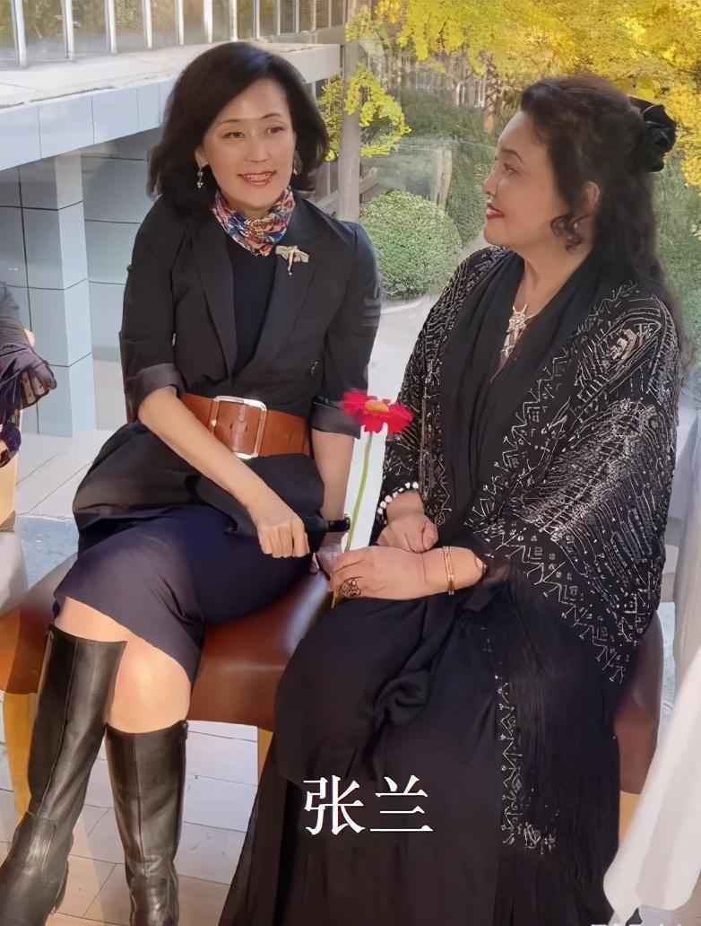 大S的62岁婆婆戴满珠宝露面，曾收儿媳送的爱马仕，网友：有气质