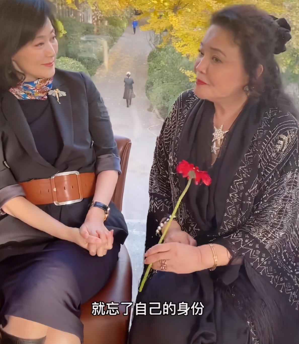 大S的62岁婆婆戴满珠宝露面，曾收儿媳送的爱马仕，网友：有气质