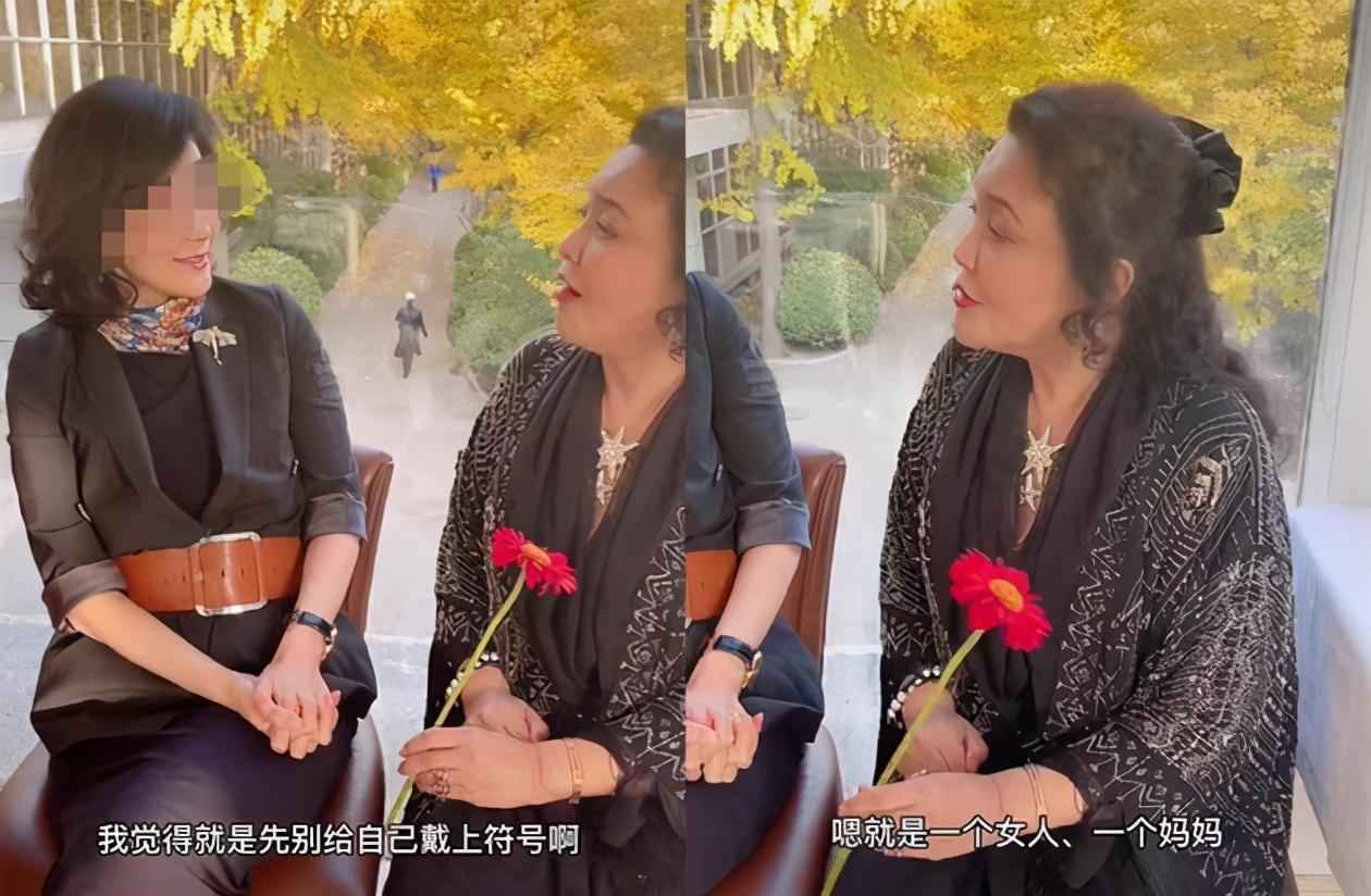 大S的62岁婆婆戴满珠宝露面，曾收儿媳送的爱马仕，网友：有气质