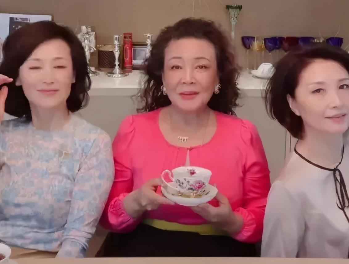 大S的62岁婆婆戴满珠宝露面，曾收儿媳送的爱马仕，网友：有气质