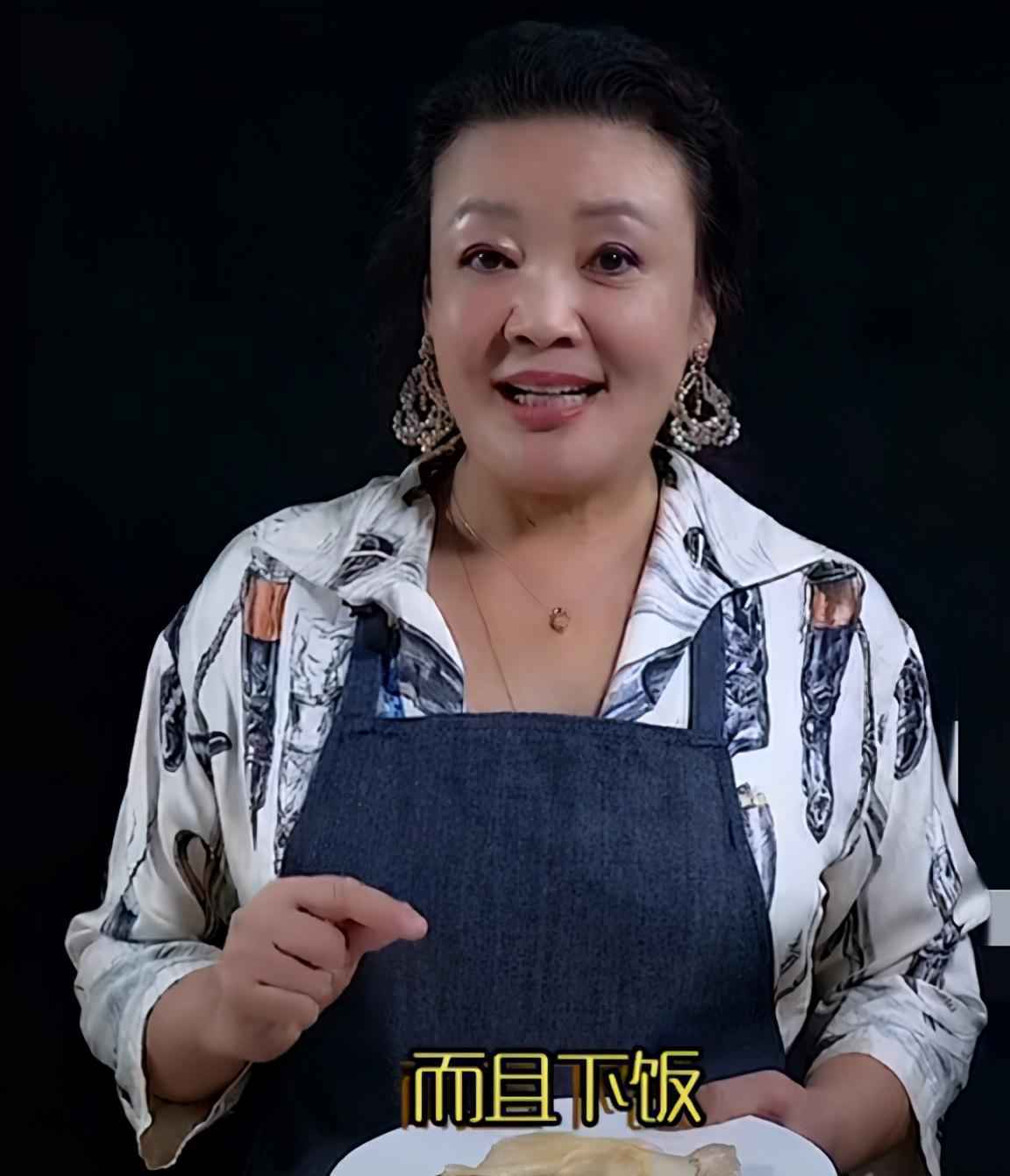 大S的62岁婆婆戴满珠宝露面，曾收儿媳送的爱马仕，网友：有气质