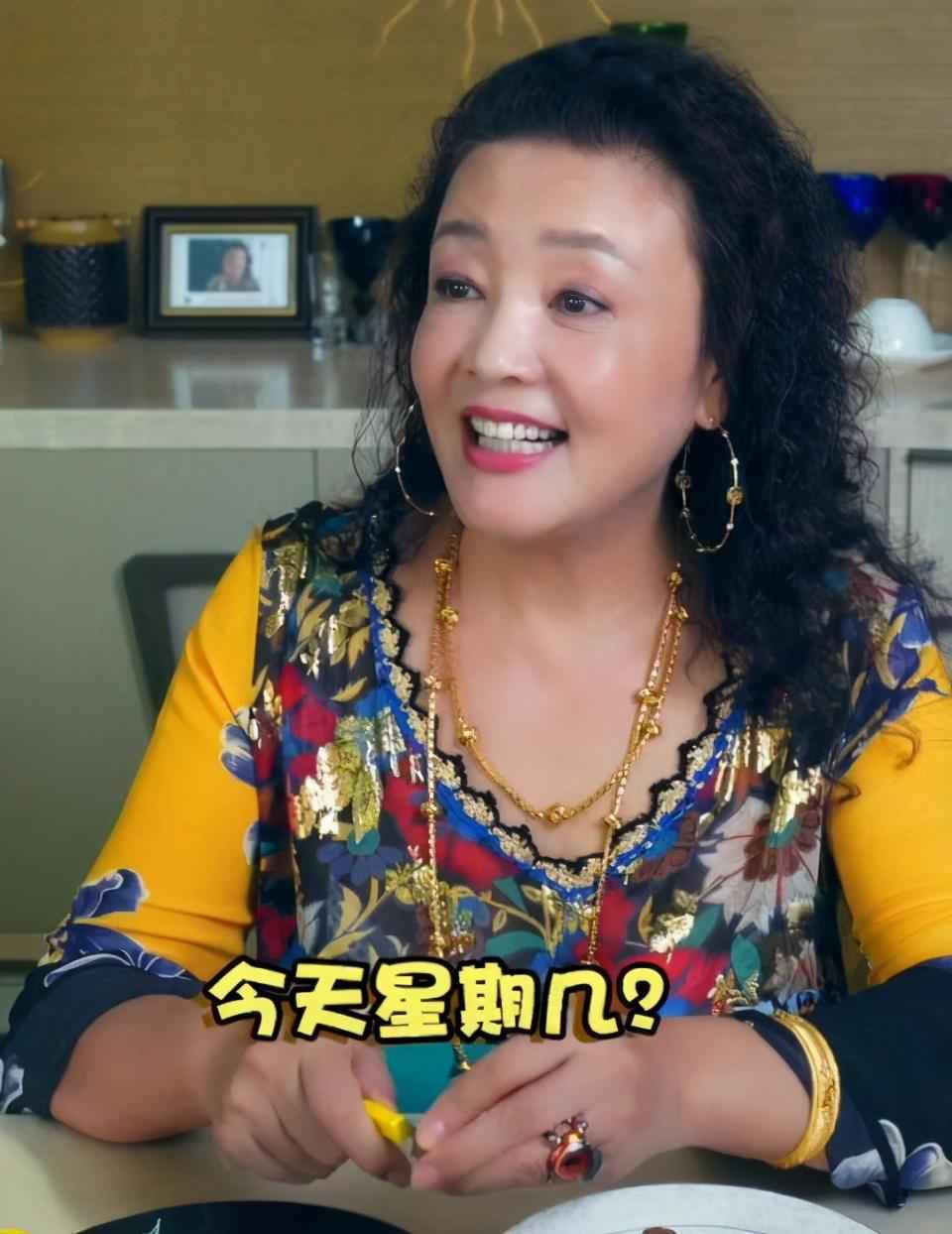 大S的62岁婆婆戴满珠宝露面，曾收儿媳送的爱马仕，网友：有气质