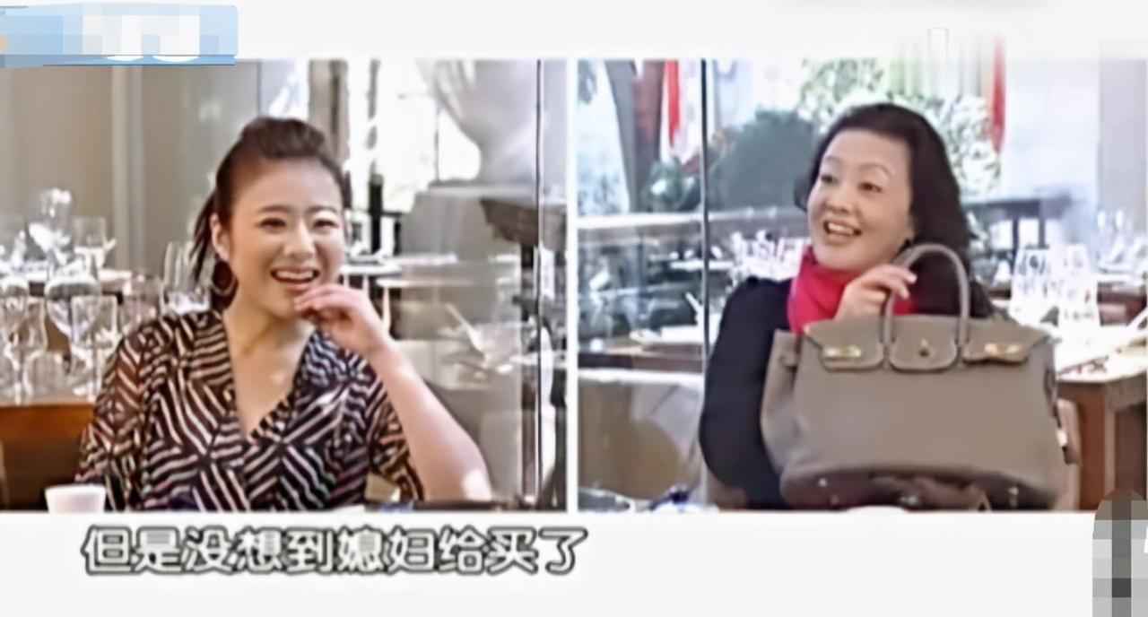 大S的62岁婆婆戴满珠宝露面，曾收儿媳送的爱马仕，网友：有气质