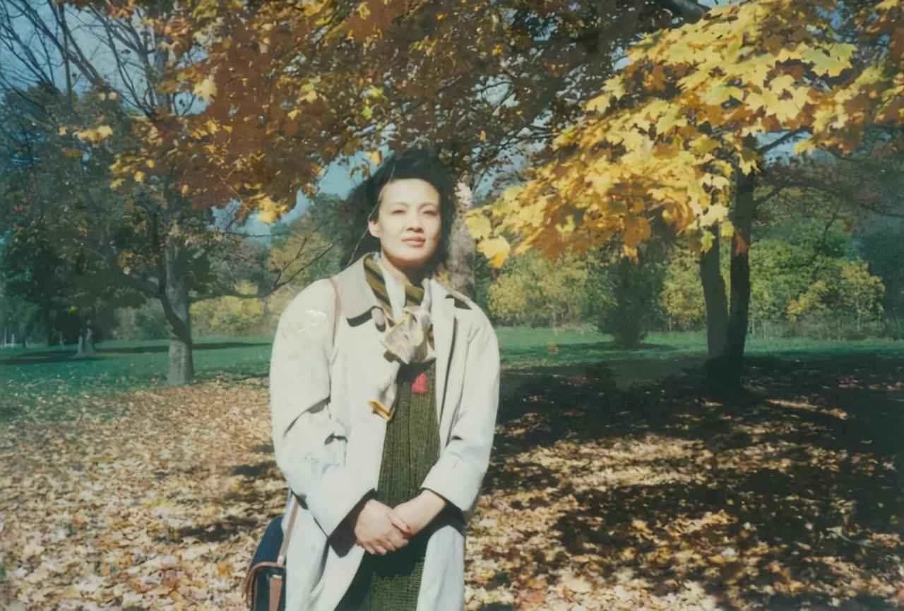 大S的62岁婆婆戴满珠宝露面，曾收儿媳送的爱马仕，网友：有气质