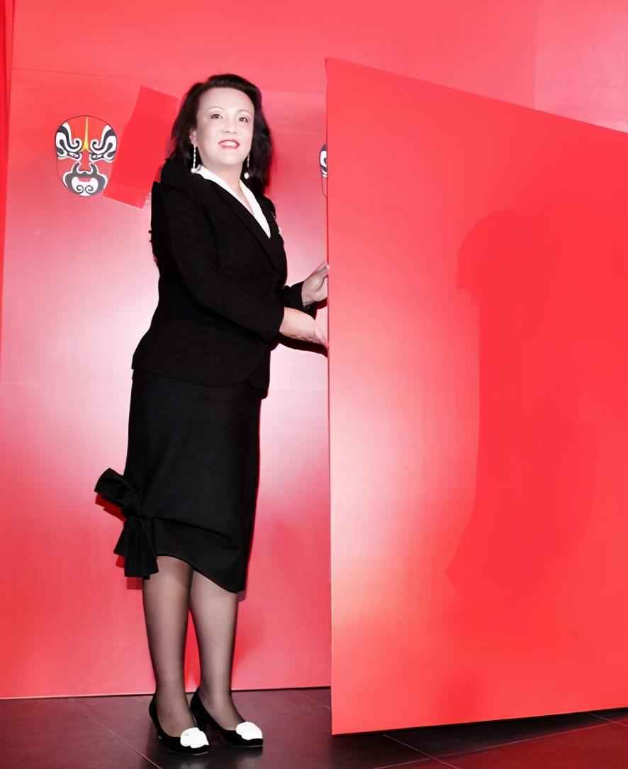 大S的62岁婆婆戴满珠宝露面，曾收儿媳送的爱马仕，网友：有气质