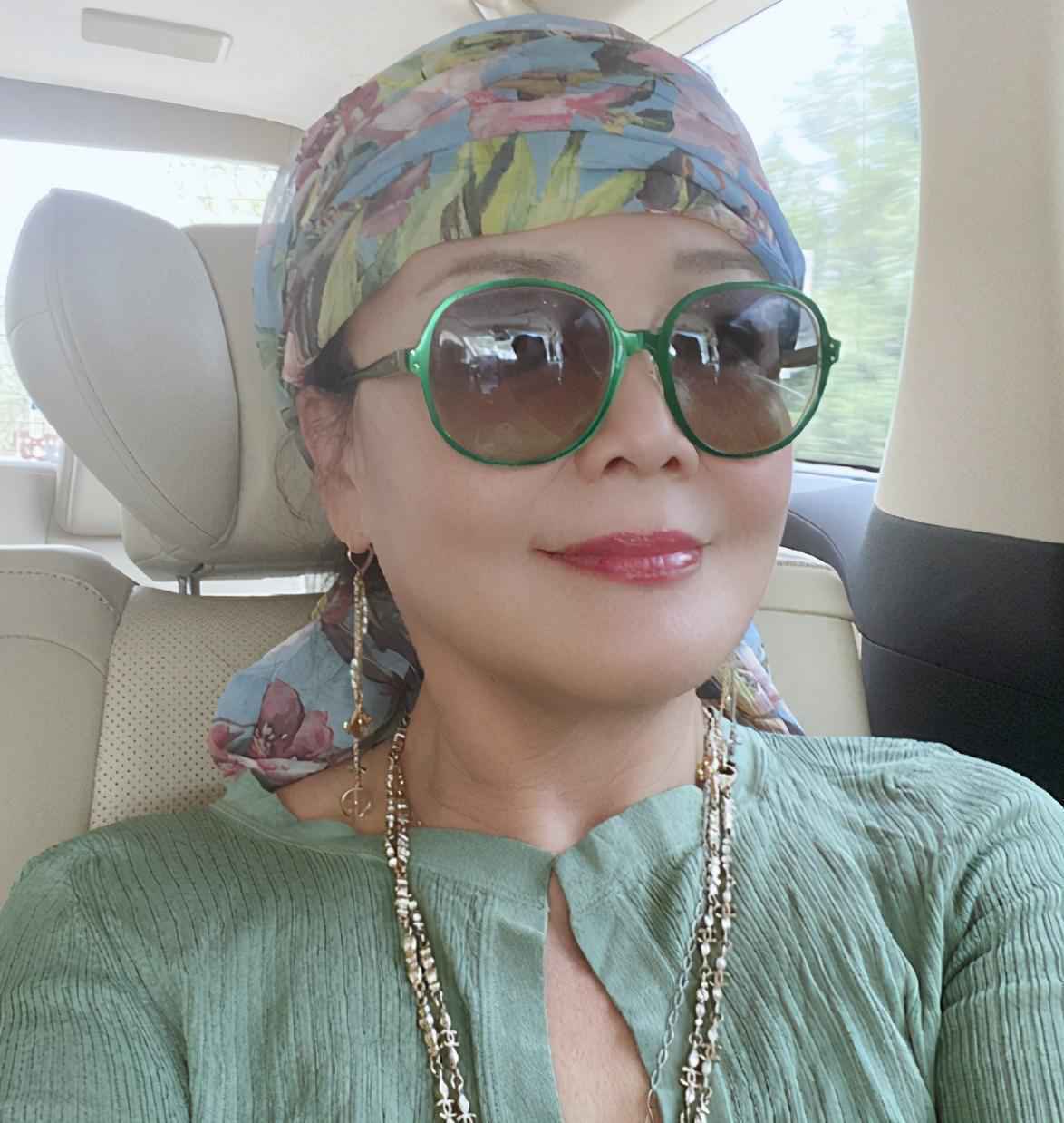 大S的62岁婆婆戴满珠宝露面，曾收儿媳送的爱马仕，网友：有气质