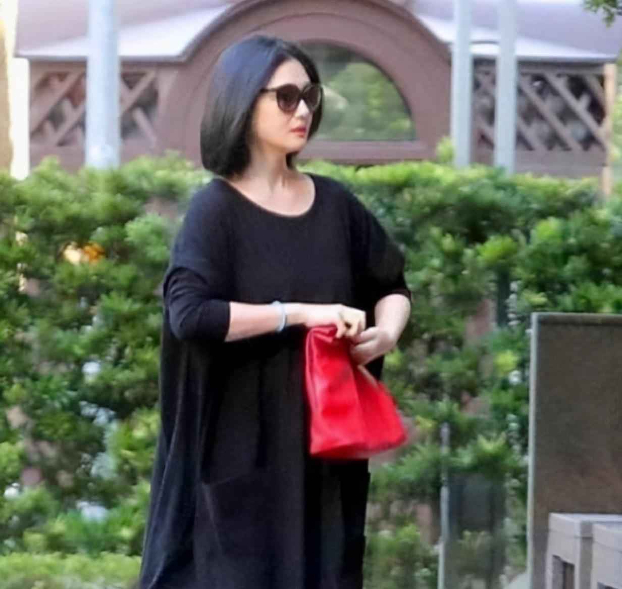 大S的62岁婆婆戴满珠宝露面，曾收儿媳送的爱马仕，网友：有气质
