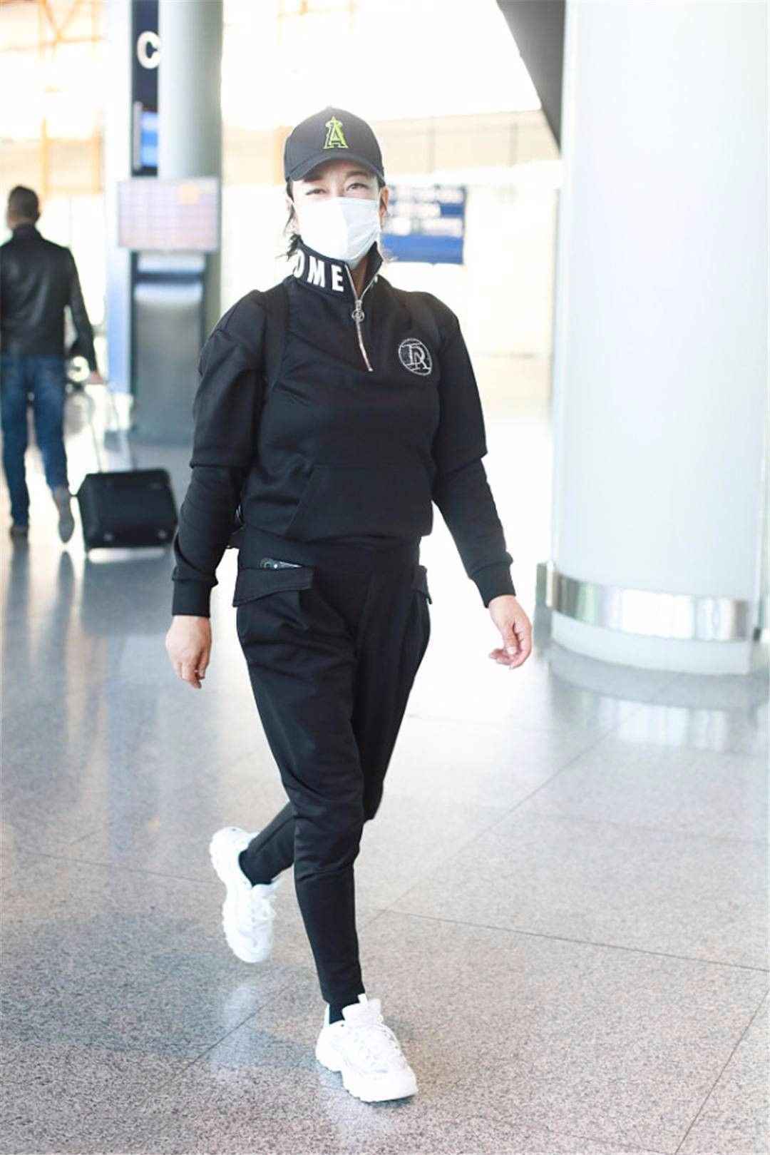 刘晓庆素颜走机场,一放生图就现原型,穿的年轻也不代表真年轻!