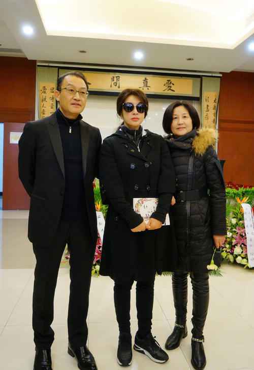 刘晓庆素颜走机场,一放生图就现原型,穿的年轻也不代表真年轻!