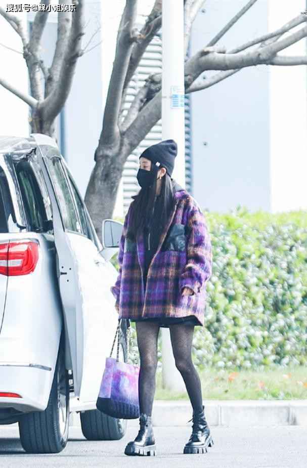 杨幂身体太抗冻了!大冬天还穿着黑丝袜凹造型,一般人可hold不住