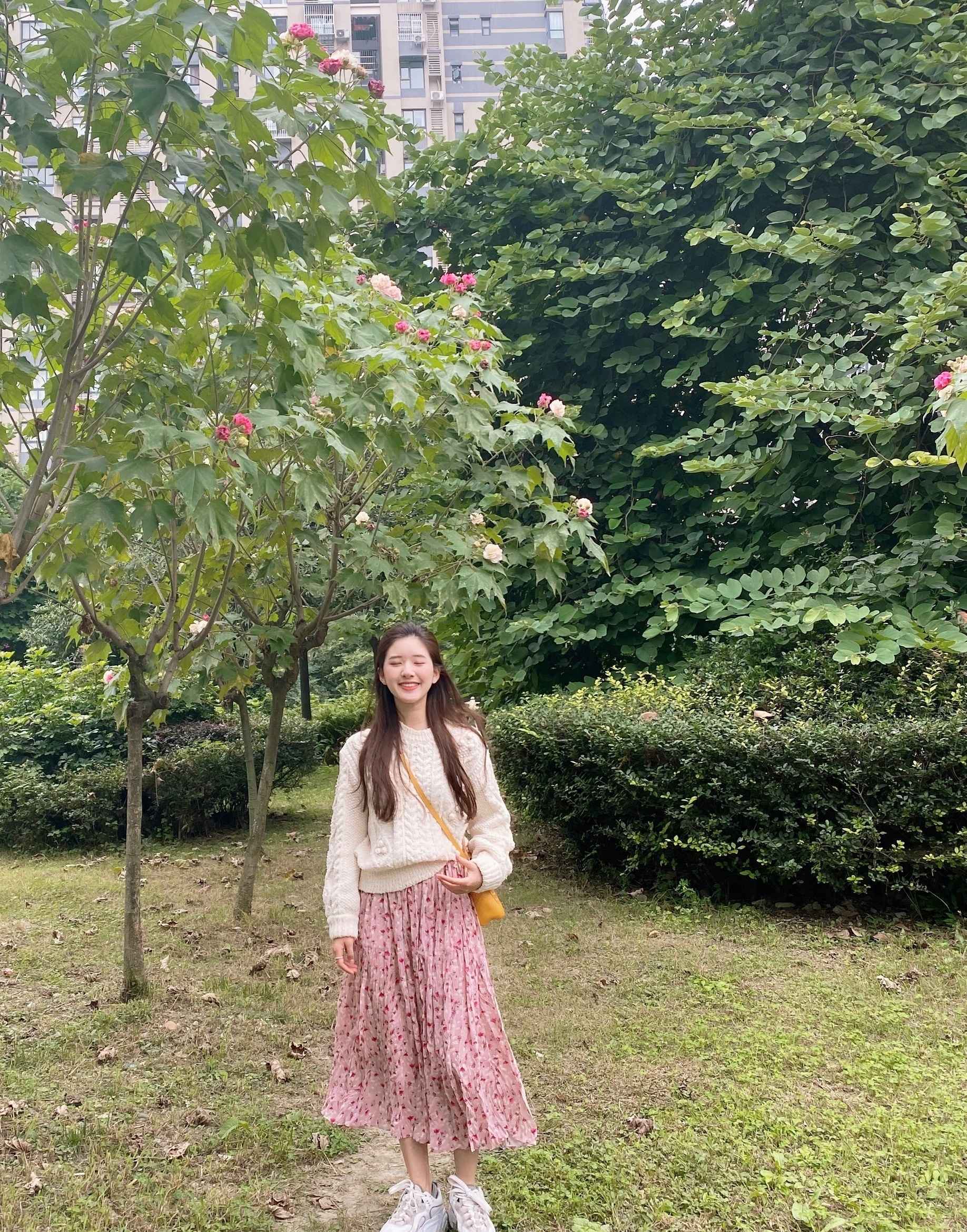 赵露思好甜,穿纯白礼服裙典雅高贵,简单颜色更显气质