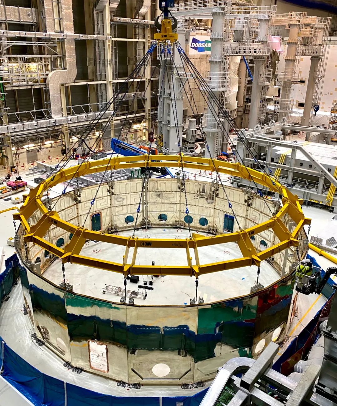 人造太阳“心脏”新年开门红 中核集团牵头完成ITER杜瓦下部冷屏吊装