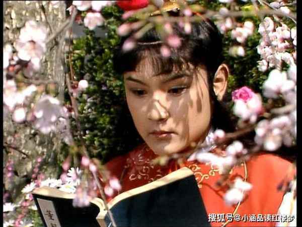 贾宝玉床下有一堆钱,丫环们随便花,给秦钟修坟为何不出一分一厘