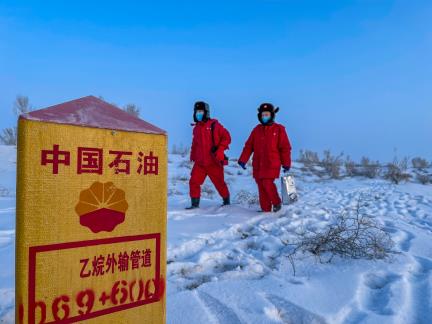 新疆油田石油人：踏雪巡检为了这个寒冬不再冷