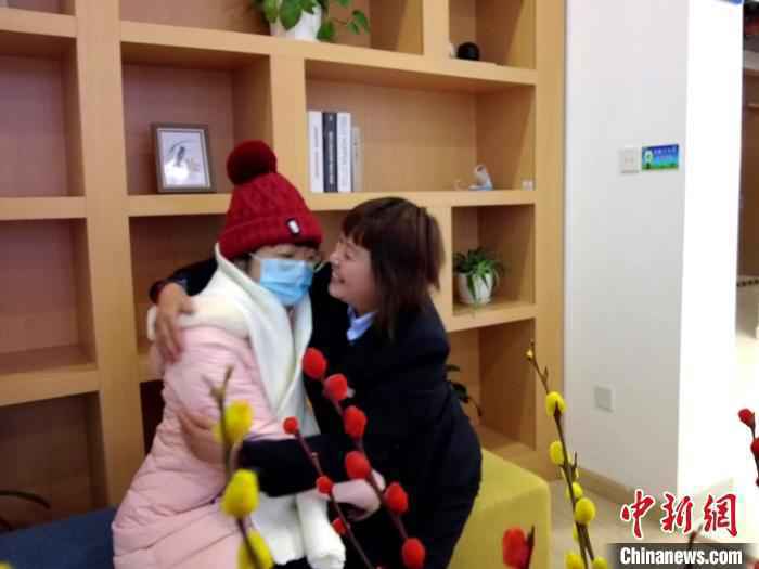 华东理工大学的10余位宿管阿姨还亲手编织了100多件围巾、帽子、手套等保暖物件送给学生。华东理工大学供图 华东理工大学的10余位宿管阿姨还亲手编织了100多件围巾、帽子、手套等保暖物件送给学生。华东理工大学供图