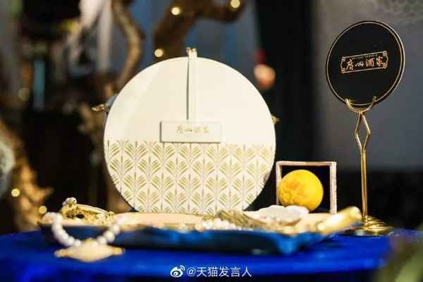 月饼盒包,全家桶包…还有什么奇葩包包敢挑战时尚审美?