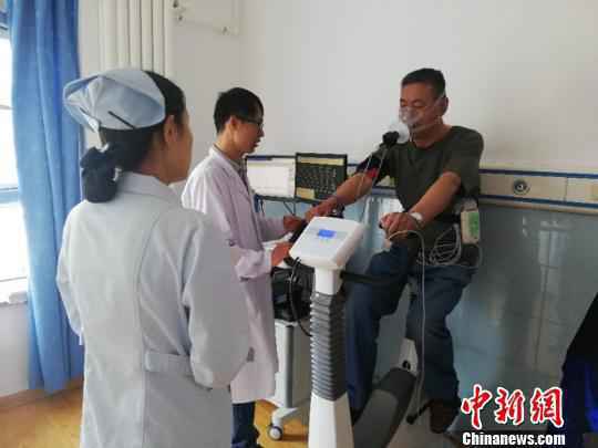 图为患者进行“心肺运动”评估。 高康迪 摄 图为患者进行“心肺运动”评估。 高康迪 摄