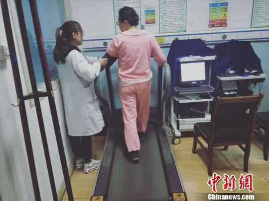 图为患者正在进行有氧运动训练。 钟欣 摄 图为患者正在进行有氧运动训练。 钟欣 摄