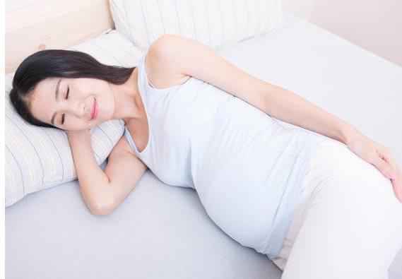 孕期睡姿选不对，会对胎儿的发育造成影响，孕妈别不以为然