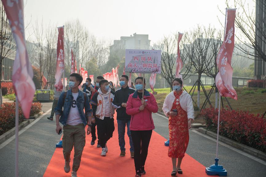 抗疫医护重回战地，79岁患者第一次看清救命恩人的样子