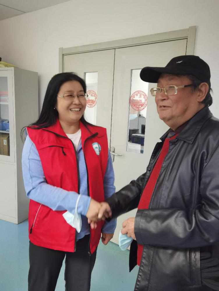 抗疫医护重回战地，79岁患者第一次看清救命恩人的样子