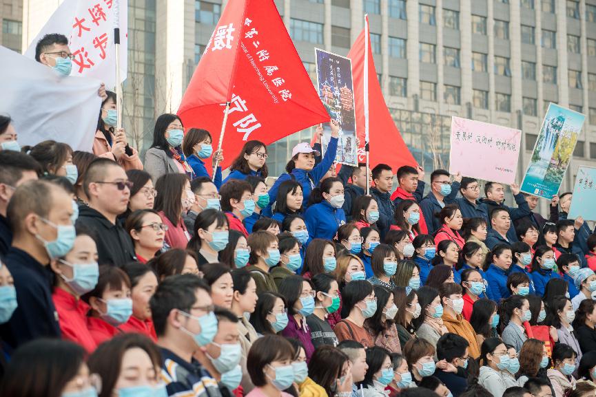 抗疫医护重回战地，79岁患者第一次看清救命恩人的样子