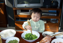 娃入睡前,尽量少吃这4样食物,很容易阻碍孩子身高、智力发育