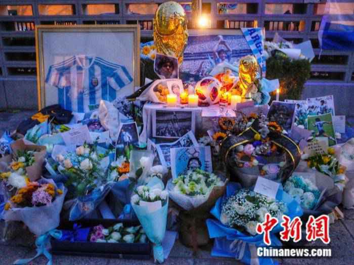 中国球迷悼念马拉多纳:那时,我爱他飘逸的长发