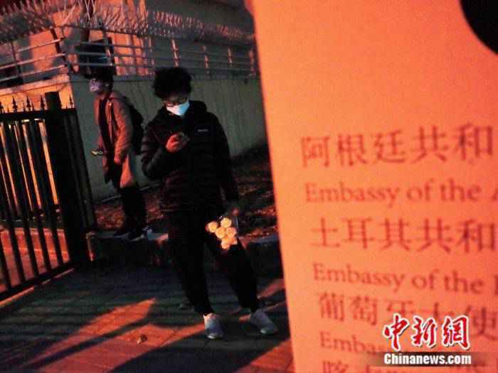 中国球迷悼念马拉多纳:那时,我爱他飘逸的长发