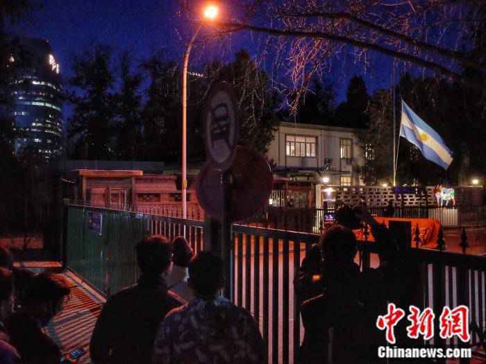 中国球迷悼念马拉多纳:那时,我爱他飘逸的长发