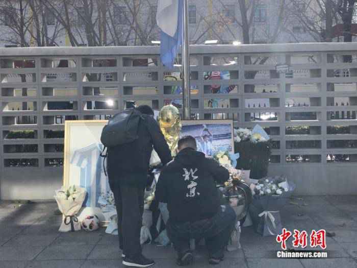 中国球迷悼念马拉多纳:那时,我爱他飘逸的长发