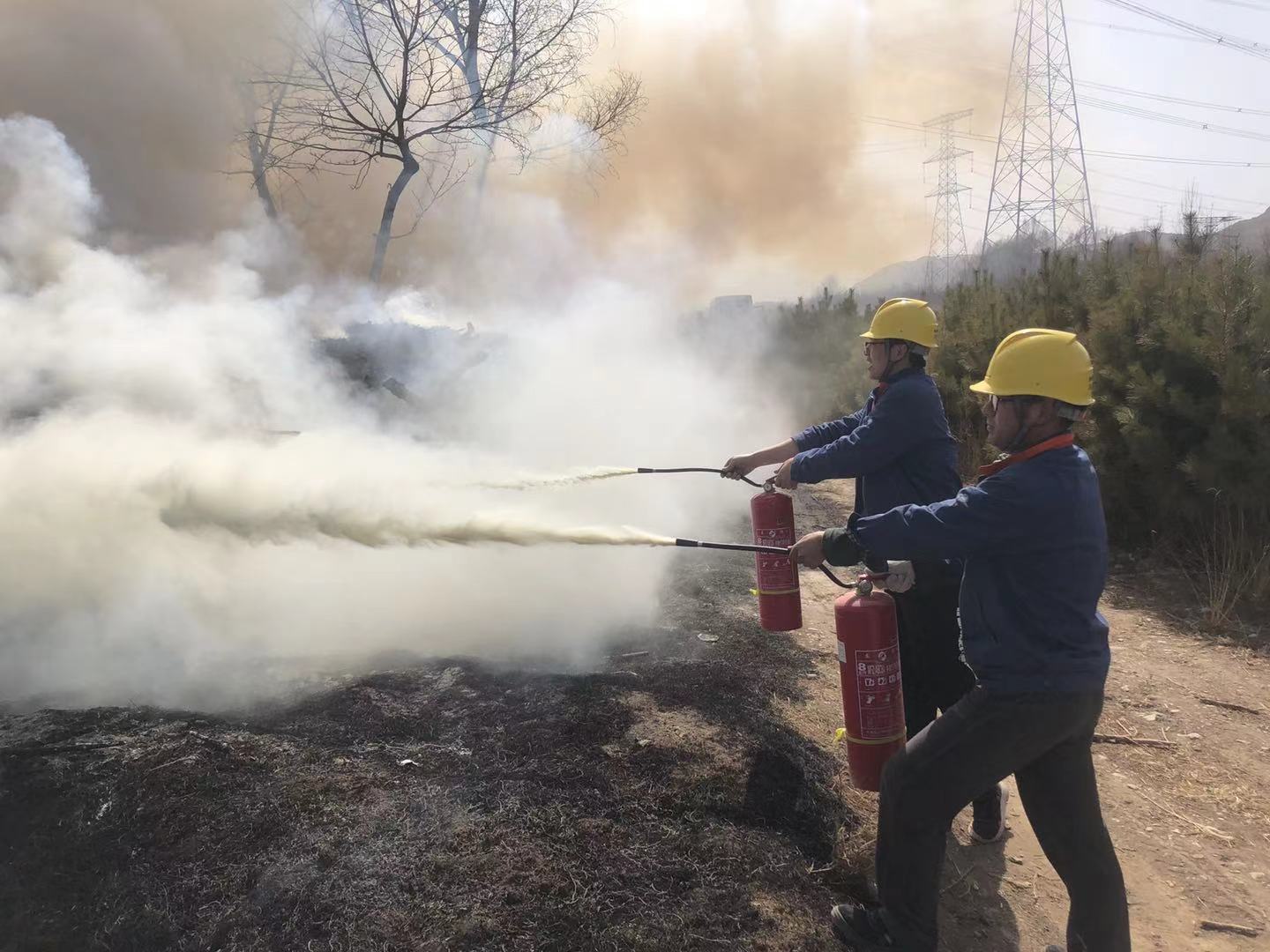 “危险 变电站外起火了！”