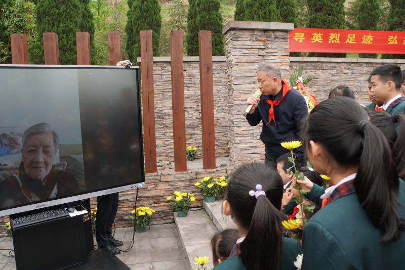 两江新区小学生清明为烈士扫墓 与烈士后人再唱父辈之歌