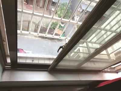 男童坠楼,其母要求房东赔偿,网友:您咋不怪地球有引力 男童坠楼,其母要求房东赔偿,网友:您咋不怪地球有引力