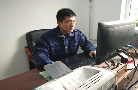 他从零起步当上数控设备“医生”