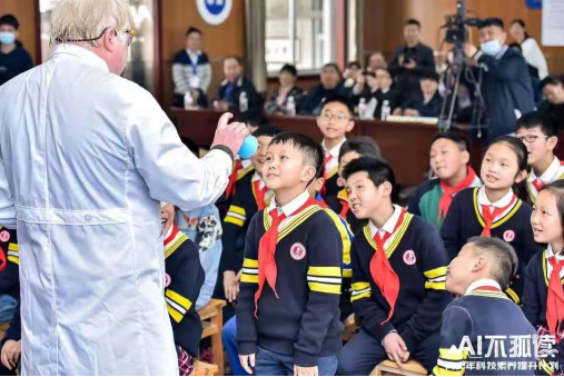 “洋博士”为你开启神奇的化学之旅 ——“科学家走进乡村课堂”主题活动在遵义桐梓开展