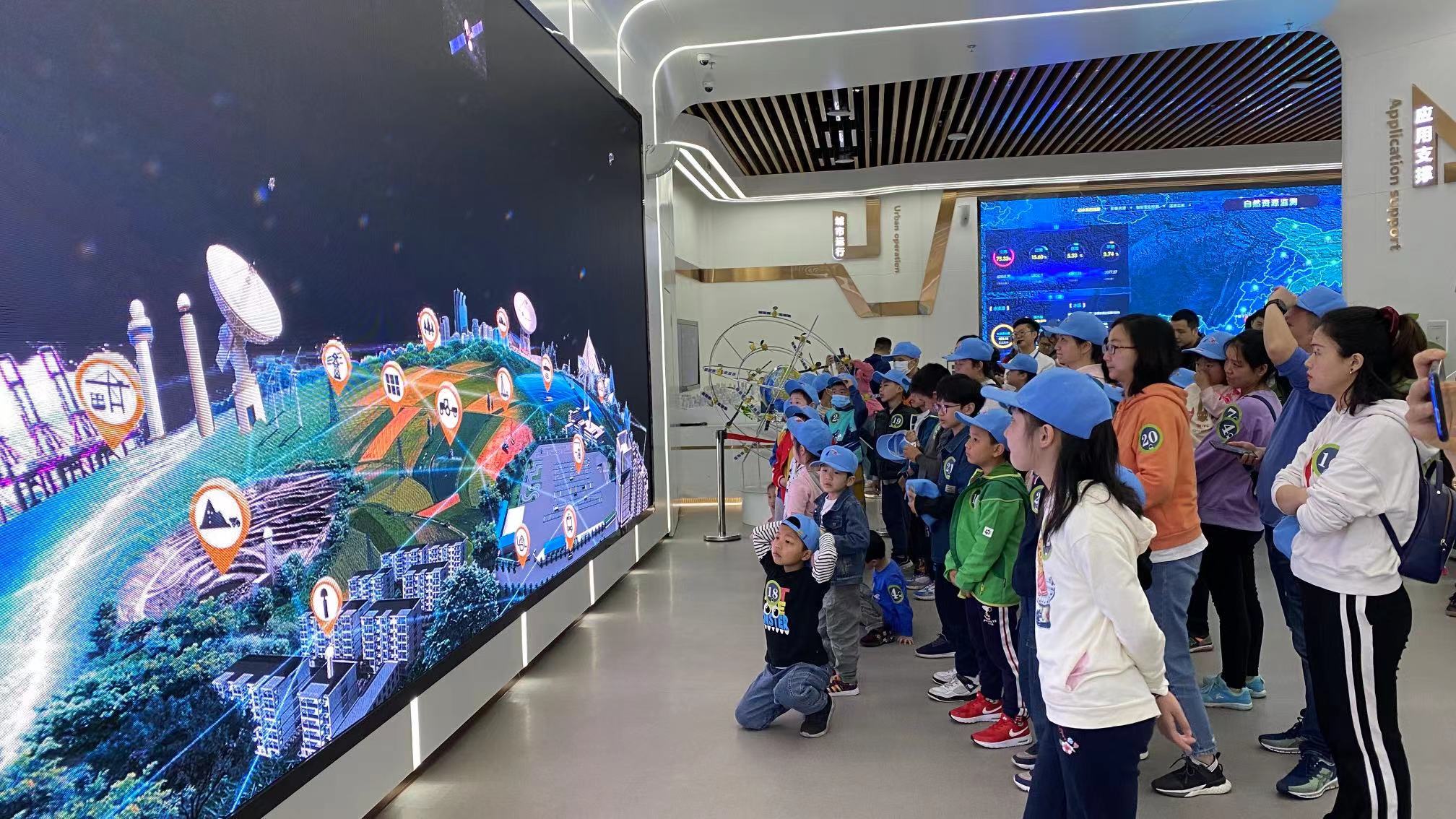 航天日到重庆市地理信息和遥感应用中心漫步“太空”