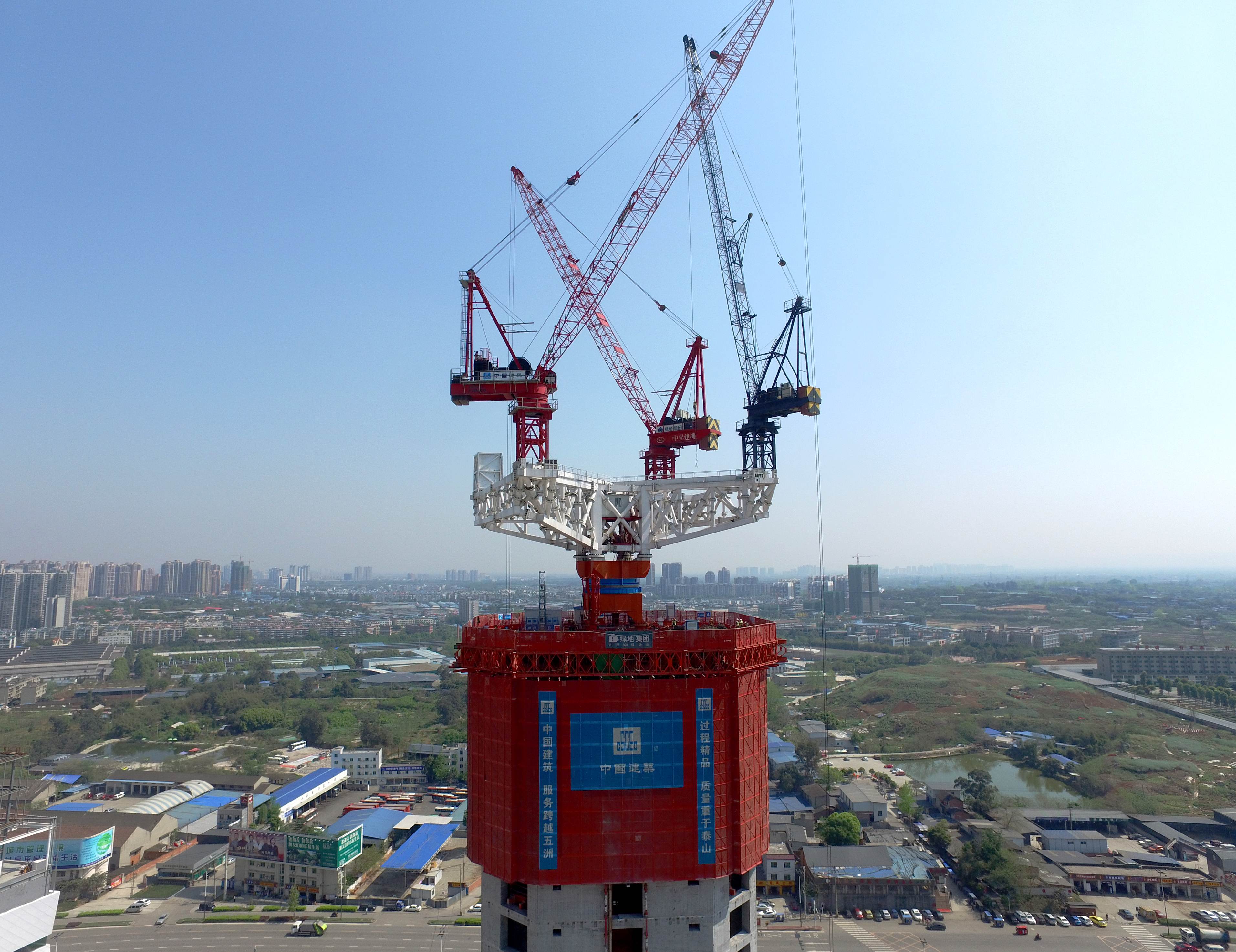 “空中造楼机”4次提档升级迈上建筑科技高峰