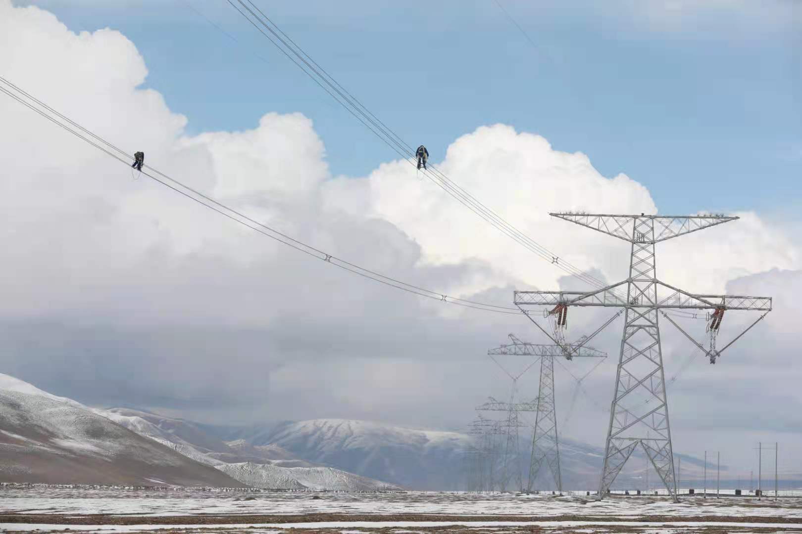 “电力天路”青藏联网工程清洁能源输送能力稳步提升