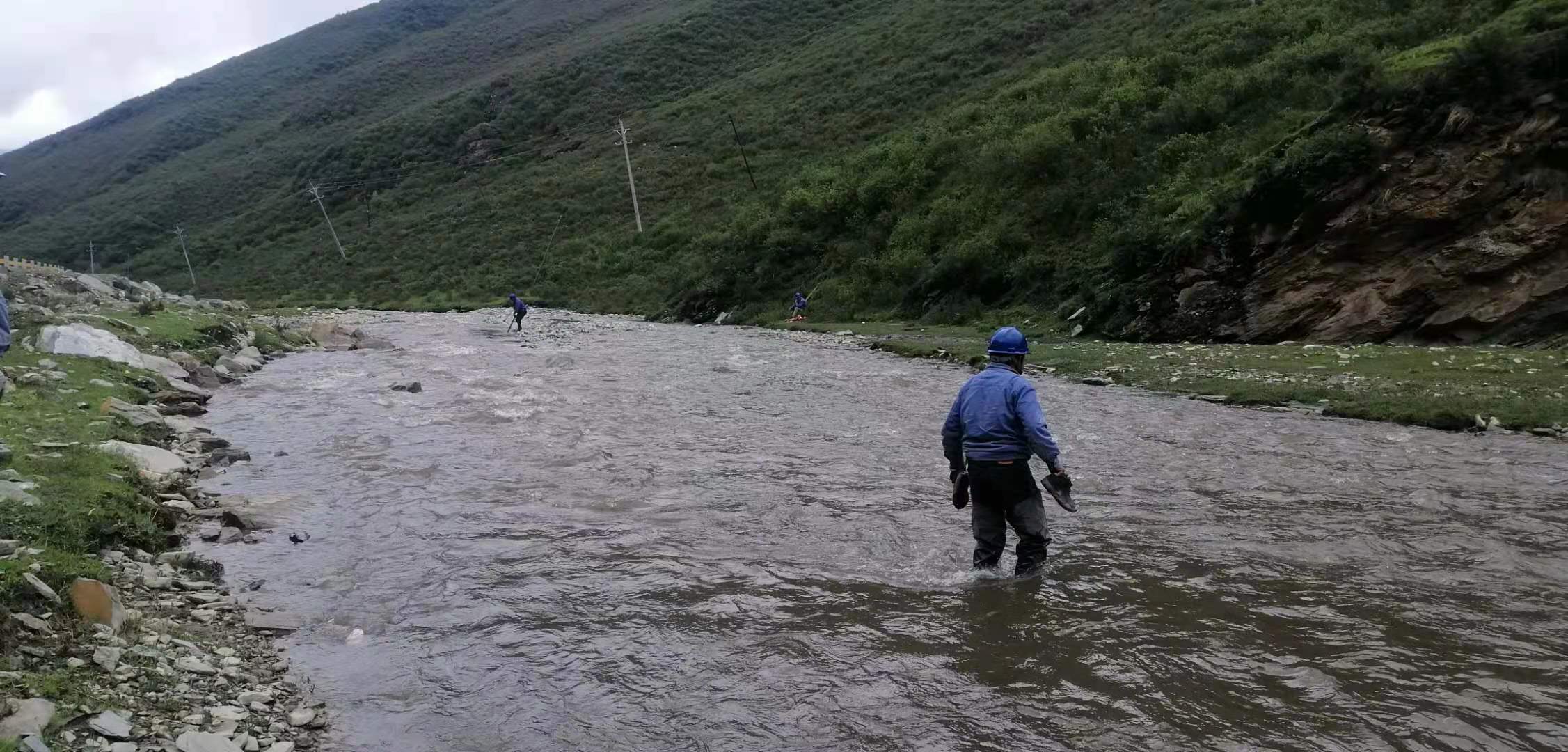 国网果洛供电公司筑牢雨季防汛“安全网”