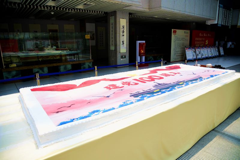 哈工程800师生分享巨型航母蛋糕为党庆生