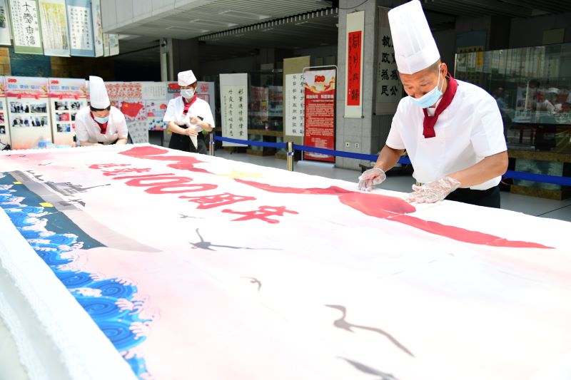 哈工程800师生分享巨型航母蛋糕为党庆生