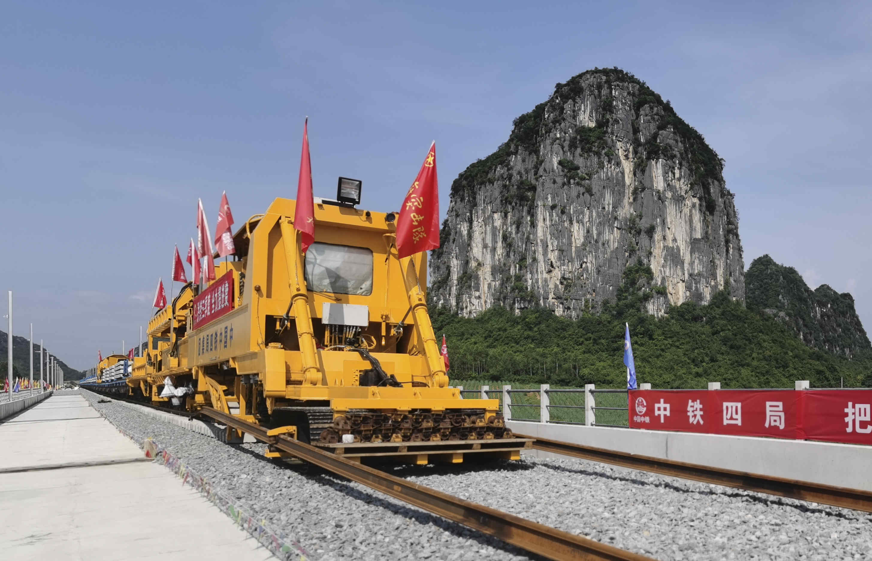  广西南宁至崇左铁路开始铺轨 预计2022年建成通车